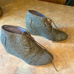 Toms women wedge shoe. size 9